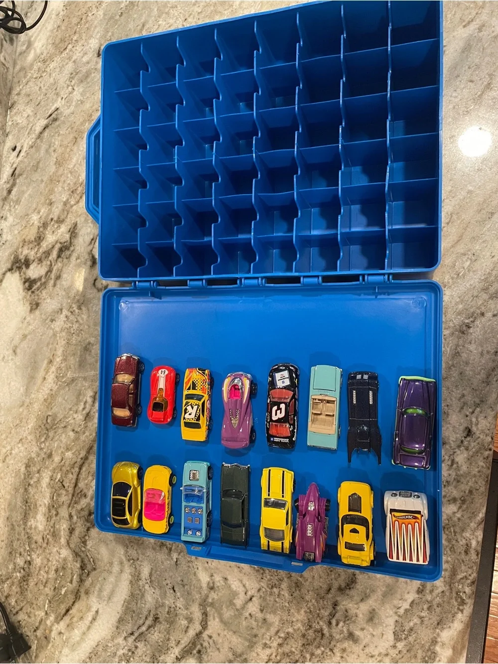 Hot Wheels 2005 48 Car Carrying Case Made In USA + 16 die cast cars